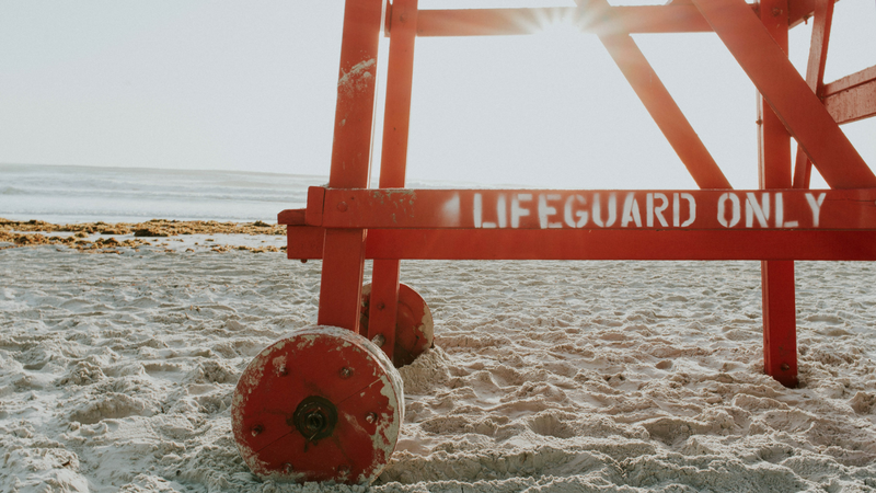 zdjęcie wieży ratowniczej z napisem "life guard" na plaży