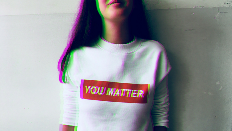 rozmazane zdjęcie dziewczyny w koszulce z napisem "you matter"