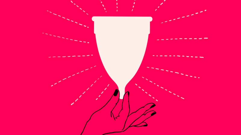 grafika: czarny obrys kobiecej dłoni trzymającej biały kubeczek menstruacyjny na czerwonym tle