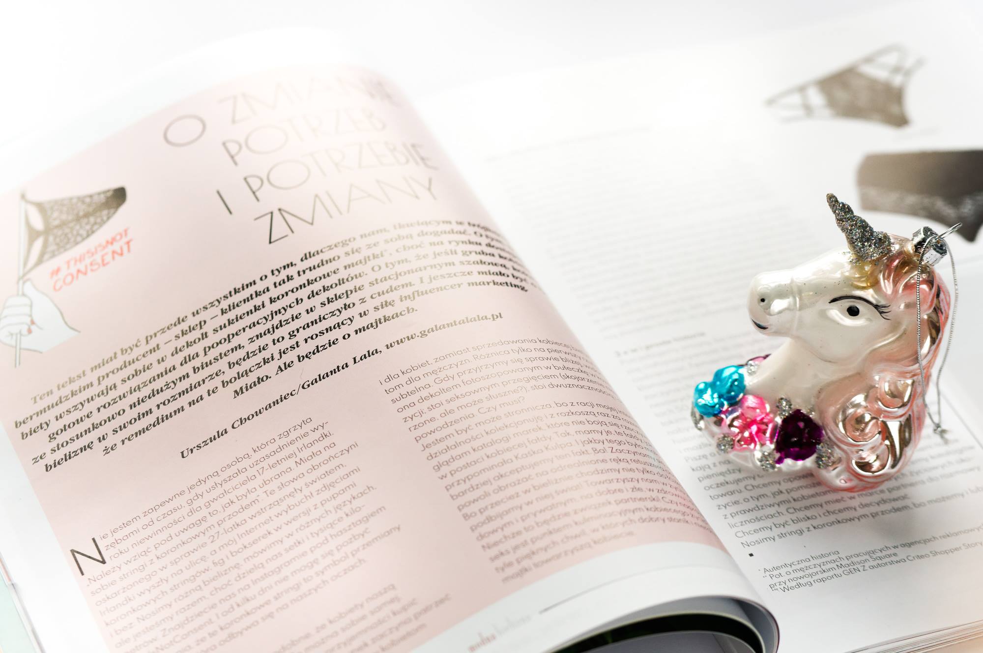 otwarty na moim artykule magazyn Modna bielizna, a na nim bombka choinkowa w kształcie jednoroźca, czyli Jednorogini Eulalia